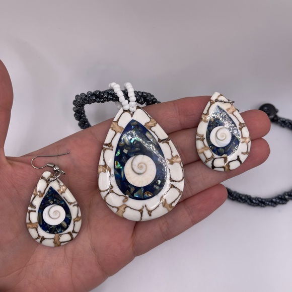 Bohemian Multi-Color Inlay Shell Pendant Necklace - Picture 3 of 4